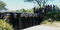 Pasukan anti huru hara dari Polres Gowa dan Brimob Polda Sulsel memasang barikade tameng untuk mengalau gempuran batu dari warga yang menolak tanahnya dieksekusi. Muhammad Nur Abdurrahman/detikcom.
