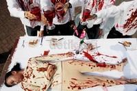 Pemerintah diminta tegas menindak perdagangan daging primata ini karena melanggar hukum.