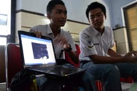 Afdi dan Herawan menerangkan kinerja alat temuan mereka kepada wartawan. (Angling Adhitya Purbaya/detikcom).