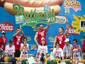 HUT Amerika, New York City Gelar Lomba Makan Hot Dog!