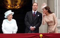 William di tengah-tengah nenek dan istrinya. (Getty Images).