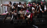 Girlband 7 Icons melakukan jumpa penggemar yang disebut Iconia.