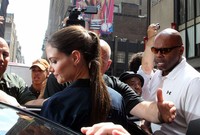 Ibu dari Suri Cruise itu tampak menghindari wartawan ketika ditanya tentang percerainnya dengan Tom Cruise. AFP/Mehdi Taamallah.