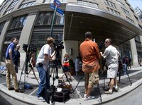Banyak wartawan setia menunggu bintang Dawsons Creek itu di depan apartemennya di New York. AFP/Don Emmert.
