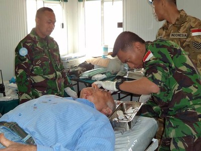 Tim Kesehatan Indobatt Bantu Operasi Luka Warga Ettaibeh