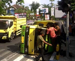 Truk Muat Alat Berat Terguling di Bawah Traffic Light