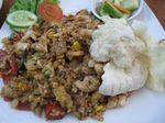 Asyiknya Santap Murmer Di Warung Taman!