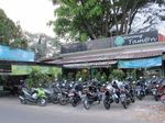 Asyiknya Santap Murmer Di Warung Taman!
