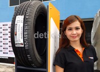 Model berpose dengan Optimo ME 02. Ban ini lebih cocok Multi Purpose Vehicle (MPV). Syubhan Akib/detikOto.