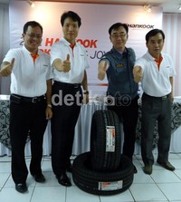 Jempol dari manajemen Hankook Tire Indonesia untuk dua ban terbaru Hankook yakni Ventus ME 01 dan Optimo ME 02. Syubhan Akib/detikOto.