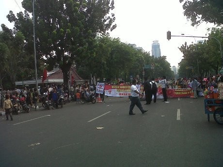 Warga Tanah Merah Bubarkan Diri, Jalan Medan Merdeka Selatan Lancar