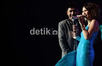 Tak ketinggalan, Ungu pun tampil ciamik saat kolaborasi bersama pedangdut Ayu Ting Ting.