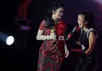 Krisdayanti juga turut meramaikan acara puncak AMI Award ke 15 tahun itu berkolaborasi dengan Grup band Kotak.