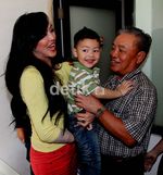 Angie Tersenyum Bahagia Dijenguk Si Kecil