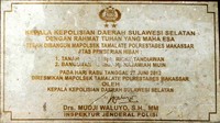 Prasasti peresmian kantor Polsek ditandatangani Kapolda Sulselbar Irjen Mudji Waluyo, yang juga mencantumkan dua nama donatur, yakni Ricky Tandiawan dan Hj Najmiah Muin. (Muhammad Nur Abdurrahman/detikcom).