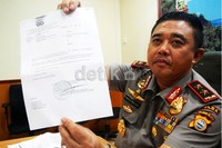 Kapolda Sulselbar Irjen Mudji Waluyo memperlihatkan bukti surat permohonan register hibah yang dikirim ke Kepala Keuangan Polri tertanggal 25 Juni 2012. (Muhammad Nur Abdurrahman/detikcom).