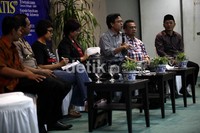 Para pembicara menyampaikan pendapatnya dalam diskusi bertemakan Menuju Pemilukada DKI Jakarta Yang Damai dan Demokratis.