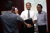 Hotasi tampak santai, bahkan ini sempat berfoto-foto terlebih dahulu.
