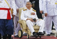 Raja Bhumibol saat pembukaan monumen Raja Rama VIII di Bangkok beberapa waktu lalu. Kamera tidak pernah lepas dari tangannya. (Foto: REUTERS/Damir Sagolj)