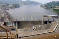 Selain untuk wisata, waduk ini dibuat untuk pembangkit listrik ramah lingkungan, PLTA Saguling. Waduk ini berlokasi di Kabupaten Bandung Barat dengan luas 5.607 ha dan kedalaman maksimal 90 meter.