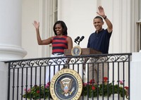 Presiden Barrack Obama dan Ibu Negara Michelle Obama menyapa warga di Gedung Putih saat merayakan hari kemerdakaan AS, (4/7). Badai ganas pada akhir pekan dan gelombang panas selama berhari-hari telah menewaskan setidaknya 23 orang di AS sejak Jumat, 29 Juni waktu setempat.