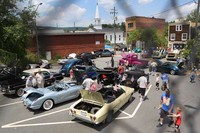 Warga New York bersiap dalam parade mobil kuno. Akibat gelombang panas melanda banyak perayaan Fourth of July terpaksa dibatalkan karena pemerintah sibuk mengatasi kerusakan akibat badai.