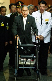 Raja Bhumibol saat meninggalkan rumah sakit usai dirawat pada tahun 2007.  Raja Bhumibol menghabiskan pendidikan SLTA di Lausanne dan mendapat nilai tinggi pada Sastra Perancis, Latin, dan Yunani. Ia kemudian belajar Ilmu Pengetahuan di Universitas Lausanne. (Foto: Chumsak Kanoknan/ Getty Images)