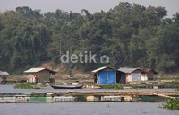 Selain pemandangan yang indah berbukit wisatawan dapat melihat tambak yang dikelola masyarakat.