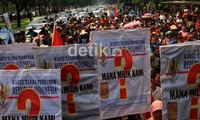 Warga Tanah Mereka memblokir Jalan Merdeka Selatan.