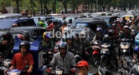 Akibatnya kemacetan panjang terjadi.