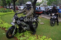 Pengendara motor akhirnya terpaksa melintas di atas taman untuk keluar dari kemacetan.