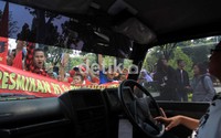 Pengendara terjebak, mundur tak bisa, maju terhadang.