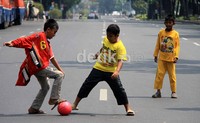 Jalanan yang sepi akibat tersumbat pendemo, dijadikan tempat bermain anak-anak.