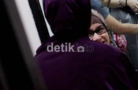 Neneng tertangkap kamera saat dijenguk keluarganya di rutan KPK, Jl Rasuna Said, Kamis (5/7/2012). Neneng ditangkap KPK sebagai tersangka korupsi pada PLTS Suryalaya.