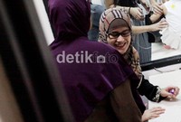 Neneng selalu menutup muka dengan kain. Hampir tidak ada foto yang menunjukan wajah dibalik penutup wajah Neneng sejak ia ditangkap KPK.