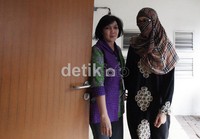 Berkali-kali Neneng menggunakan penutup muka dengan motiv jilbab yang tidak banyak berubah.