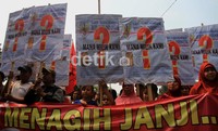 Ratusan warga Tanah Merah meminta diterbitkannya dokumen kependudukan.