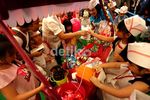 Anak-anak Kecil Ini Berjualan untuk Beramal