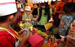 Anak-anak Kecil Ini Berjualan untuk Beramal