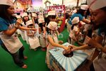 Anak-anak Kecil Ini Berjualan untuk Beramal