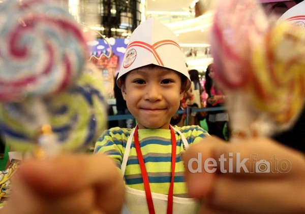 Anak-anak Kecil Ini Berjualan untuk Beramal