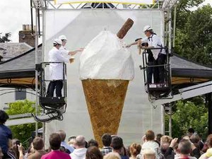 Wouw.... Inilah Es Krim Cone Terbesar di Dunia!