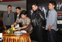 Dalam acara tersebut juga diadakan syukuran dengan dilakukannya pemotongan tumpeng oleh ibu Acin sang produser Musica Studio. Herianto Batubara/detikHOT.