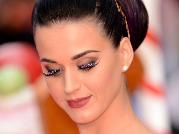 Katy Perry & Bulu Mata Bendera Inggris