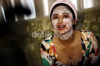 Depe hanya melakukan thermage untuk mendapatkan kulit mudanya kembali di Senopati Skin Center, Kamis (5/7/2012).