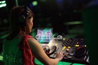 Ia tampil dengan busana yang sangat seksi dan bermain-main dibalik table DJ.