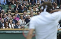 Pangeran William dan Kate Middleton menyaksikan pertandingan perempatfinal antara Andy Murray dengan David Ferrer. REUTERS/Dylan Martinez.