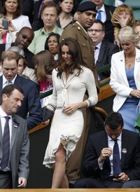 Pangeran William dan Kate Middleton saat memasuki stadion. REUTERS/Stefan Wermuth.
