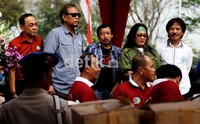 Komedian Doyok, Tarzan, Eko beserta penyanyi Renny Djayusman menghadiri acara pemusnahan narkoba.