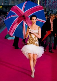 Tidak hanya bulu mata saja, pelantun Part of Me itu tampak bangga membawa payung bermotif Union Jack. Ian Gavan/Getty Images.